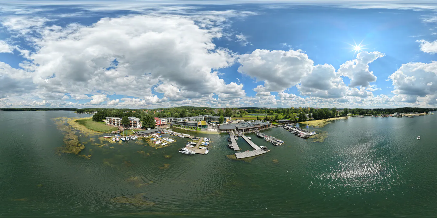 Panorama 360 stopni przystani i jeziora