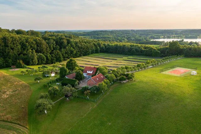 Hotel Narie Resort i otoczenie uchwycone z drona o zachodzie słońca