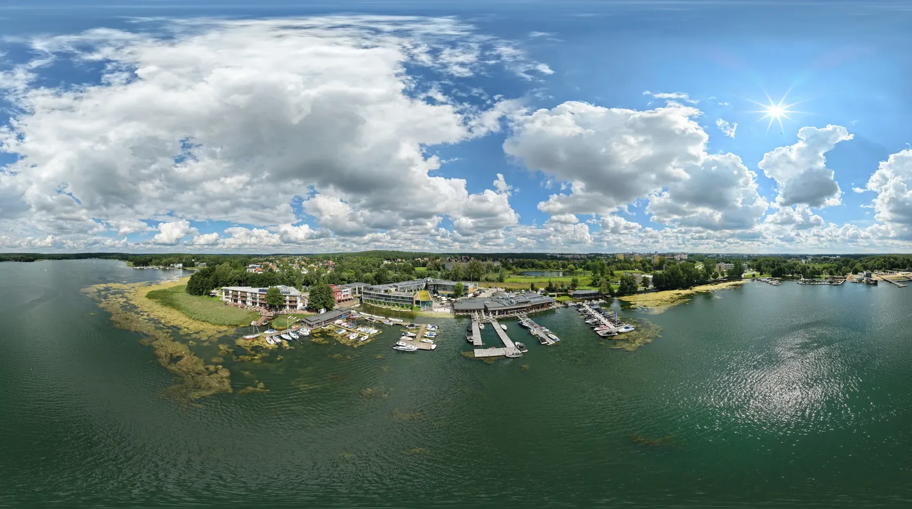 Marina i obiekt nad jeziorem z drona