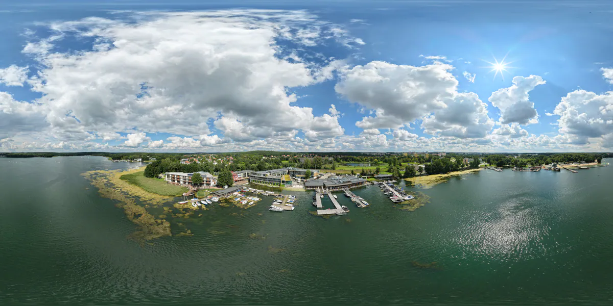 Panorama jeziora i przystani wykonana z drona