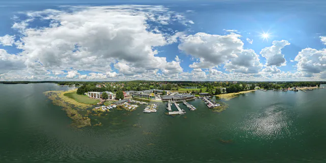Panorama jeziora i przystani wykonana z drona